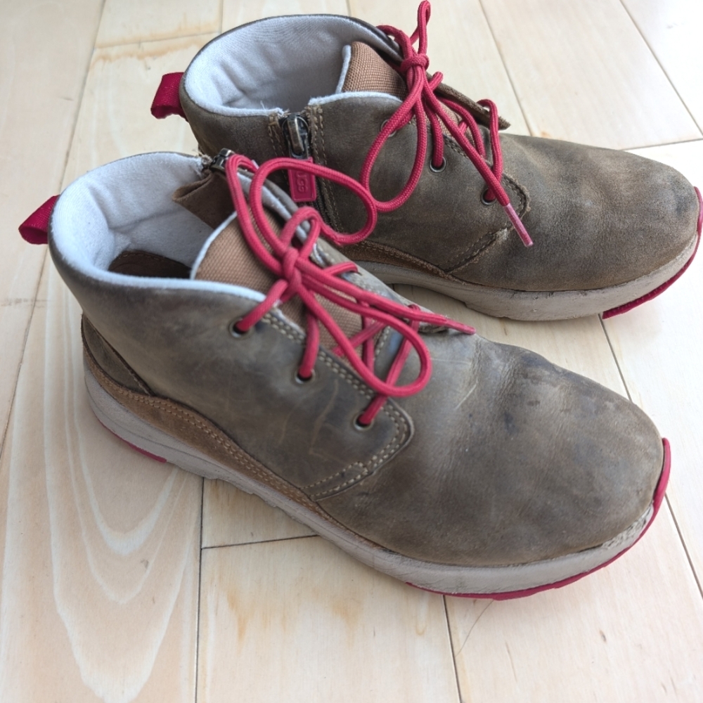 UGG Kids Canoe III Weather Ankle Boots, Big Boys Size 3 Walnut/Red - Used Good
